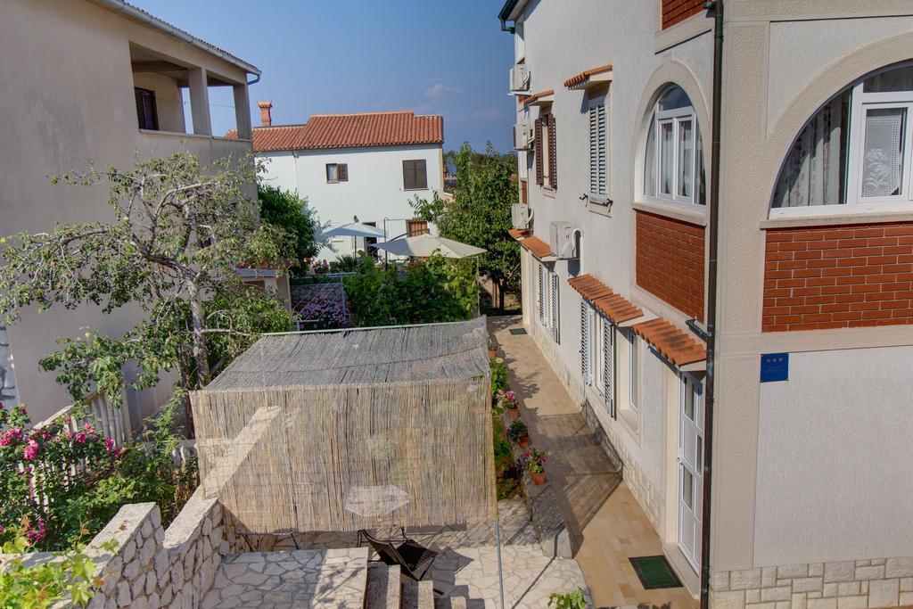 Apartment Nikolina Mali Losinj Exterior photo